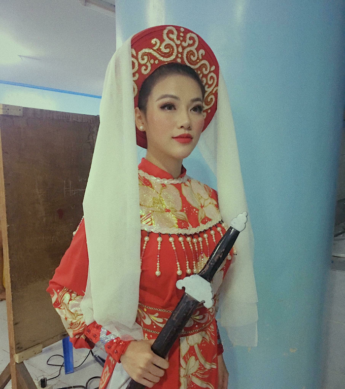 Nhờ khả năng trang điểm biến h&oacute;a cộng với việc giảm c&acirc;m khiến eo v&agrave; gương mặt nhỏ hơn trước m&agrave; hiện tại, Phương Kh&aacute;nh đang sở hữu vẻ ngo&agrave;i xinh đẹp v&agrave; ấn tượng hơn.&nbsp;