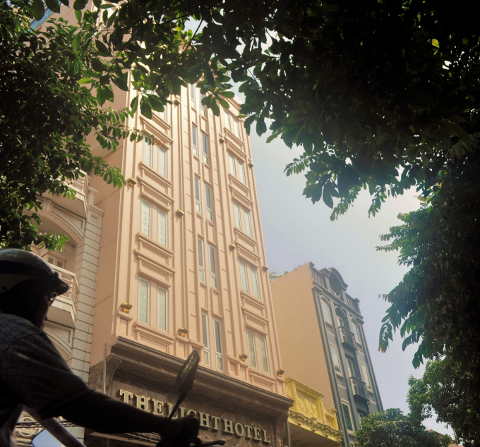 Kh&aacute;ch sạn The Light Hotel tại số 128 -130 H&agrave;ng B&ocirc;ng tuy đ&atilde; được UBND quận Ho&agrave;n Kiếm cấp Giấy ph&eacute;p x&acirc;y dựng số 38/GPXD ng&agrave;y 31-3-2015, nhưng chủ đầu tư đ&atilde; tự &yacute; x&acirc;y tăng chiều cao tầng 1, từ 4m th&agrave;nh 7,2m v&agrave; x&acirc;y th&ecirc;m diện t&iacute;ch tầng lửng rộng 83,3m2, cao 3,4m so với s&agrave;n tầng 1. Ảnh Reatime