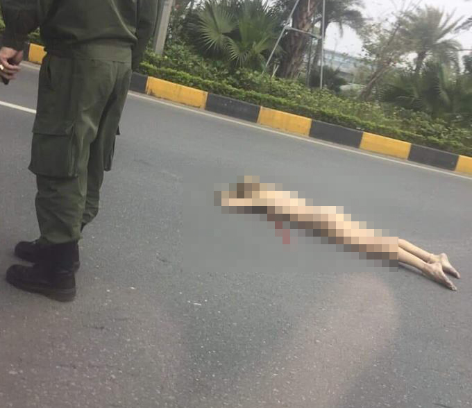 C&ocirc; g&aacute;i trẻ bất ngờ rơi từ tr&ecirc;n cầu vượt ngay đối diện nh&agrave; ga quốc tế T2 Nội B&agrave;i xuống đất nằm bất động trong t&igrave;nh trạng kh&ocirc;ng mặc quần&nbsp;&aacute;o.