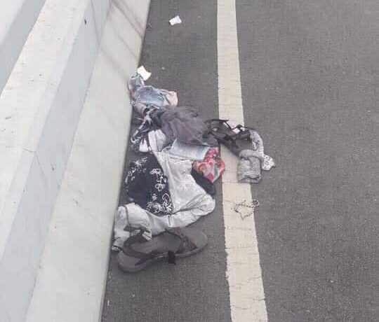 Quần&nbsp;&aacute;o c&ocirc; g&aacute;i&nbsp;được bỏ lại tr&ecirc;n cầu.