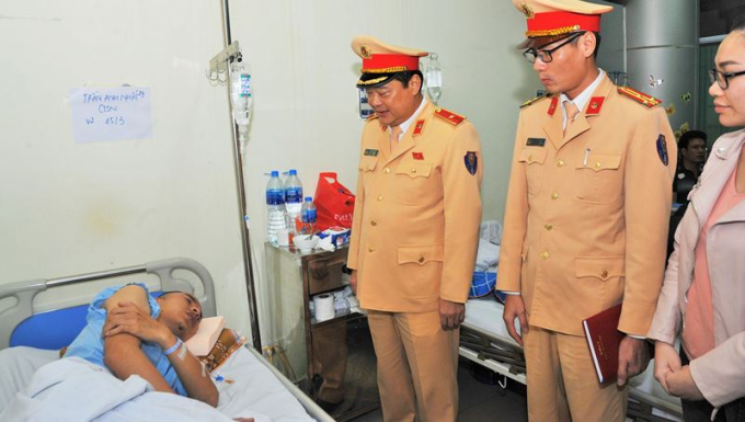 Đại diện Cục CSGT trực tiếp đến thăm, động vi&ecirc;n Trung &uacute;y Trần Anh Nhất.