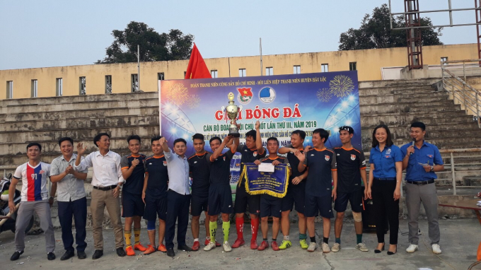 Đội b&oacute;ng Cụm v&ugrave;ng biển xuất sắc gi&agrave;nh chức v&ocirc; địch.