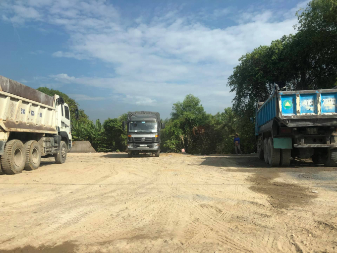 Ngo&agrave;i số diện t&iacute;ch lấn s&ocirc;ng Đồng Nai, lấn rạch th&igrave; c&oacute; đến&nbsp;3.698,5m2 đất c&ocirc;ng bị sử dụng bất hợp ph&aacute;p tại đ&acirc;y.&nbsp;Ngo&agrave;i c&aacute;c c&ocirc;ng tr&igrave;nh tr&ecirc;n, phần diện t&iacute;ch đất c&ograve;n lại sử dụng l&agrave;m b&atilde;i chứa vật liệu x&acirc;y dựng của bến thủy nội địa Nguyễn Thị Nga, đường nhựa, đường đất, nh&agrave; xe, trạm biến &aacute;p&hellip;đặc biệt l&agrave; tự &yacute; l&agrave;m đường khi chưa được sự đồng &yacute; của cơ quan c&oacute; thẩm quyền.