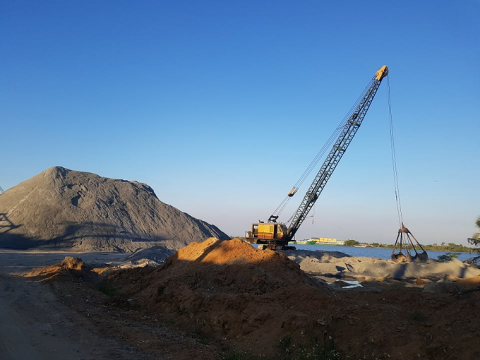 Song song với nh&agrave; xưởng, c&ocirc;ng tr&igrave;nh phụ trợ vi phạm th&igrave; bến thủy nội địa Nguyễn Thị Nga cũng đ&atilde; hết thời hạn hoạt động hơn một năm nay, nhưng ghi nhận v&agrave;o giữa th&aacute;ng 3/2019 th&igrave; bến vẫn hoạt động b&igrave;nh thường.