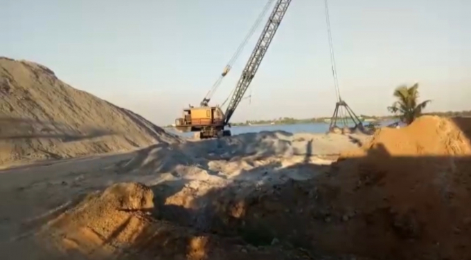 Nhiều lần Cảng vụ nội đia khu vực III lập bi&ecirc;n bản xử l&yacute; nhưng mọi chuyện đ&acirc;u vẫn v&agrave;o đấy.&nbsp;Tại c&aacute;c khu vực n&agrave;y, b&agrave; Nga d&ugrave;ng đoạn giải ph&acirc;n c&aacute;ch b&ecirc; t&ocirc;ng của đường giao th&ocirc;ng l&agrave;m bờ k&egrave;, sử dụng c&aacute;c phần đất n&agrave;y v&agrave;o hoạt động của Bến thủy nội địa Nguyễn Thị Nga, chứa vật liệu x&acirc;y dựng, trồng c&acirc;y, l&agrave;m nh&agrave; ăn, nh&agrave; vệ sinh v&agrave; kho h&oacute;a chất (một phần c&ocirc;ng tr&igrave;nh nằm tr&ecirc;n phần diện t&iacute;ch lấn rạch).