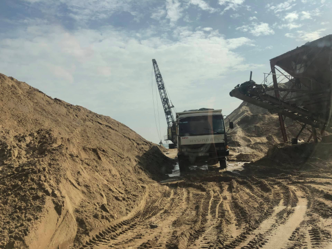 Xe vận chuyển vật liệu vẫn tấp nập ra v&agrave;o.&nbsp;Trong th&ocirc;ng b&aacute;o kết quả giải quyết tố c&aacute;o của UBND quận 9, th&igrave; b&agrave; Nguyễn Thị Nga đ&atilde; cho C&ocirc;ng ty TNHH X&acirc;y dựng - Thương mại Đại Gia Huy v&agrave; C&ocirc;ng ty TNHH Thương mại - X&acirc;y dựng Hiệp Đại Ph&aacute;t thu&ecirc; l&agrave;m b&atilde;i trung chuyển c&aacute;t, đ&aacute; x&acirc;y dựng.