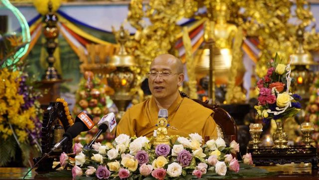 Đại đức Th&iacute;ch Tr&uacute;c Th&aacute;i Minh, trụ tr&igrave; ch&ugrave;a Ba V&agrave;ng, tối qua tiếp tục thuyết giảng về thế giới t&acirc;m linh, c&uacute;ng vong hồn, giữa