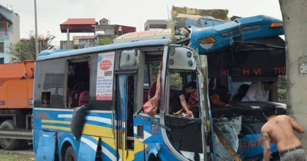 Xe khách đâm vào chân cầu trên quốc lộ 5, 11 hành khách bị thương