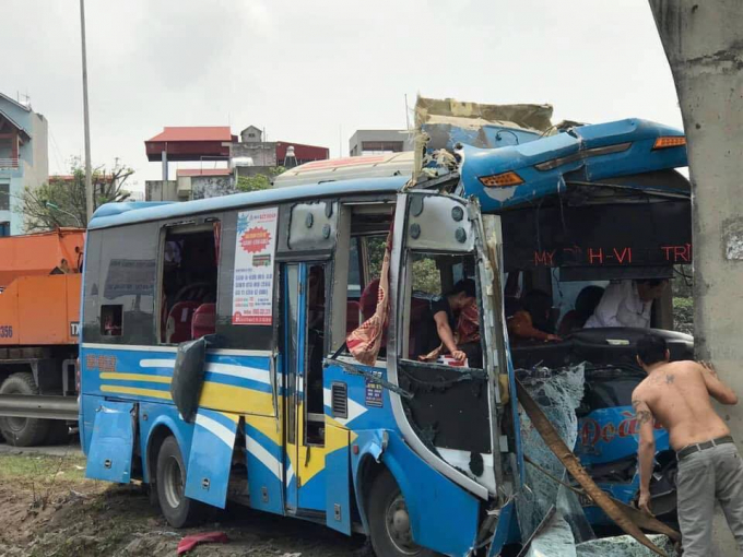 Chiếc xe kh&aacute;ch&nbsp;đ&acirc;m v&agrave;o ch&acirc;n cầu vượt số 6&nbsp;km 53+000 quốc lộ 5.