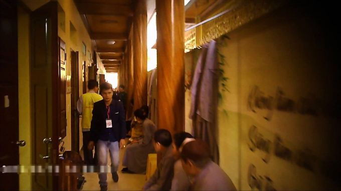 Ph&iacute;a b&ecirc;n ngo&agrave;i của 3 căn ph&ograve;ng b&iacute; ẩn cuối c&ugrave;ng, trong khu thỉnh vong.