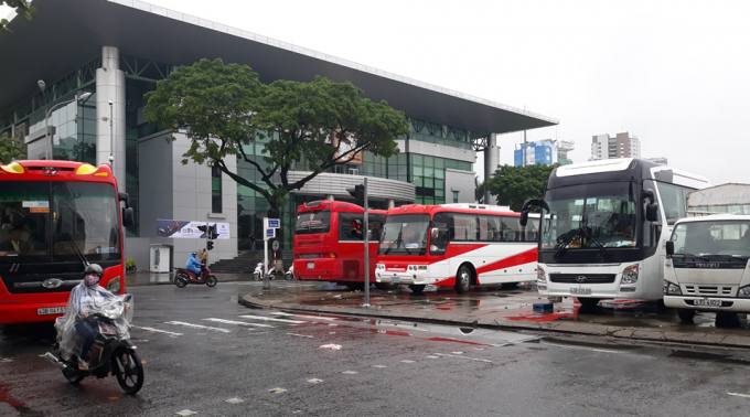 Xảy ra t&igrave;nh trạng xe du lịch&nbsp;đậu đỗ g&acirc;y&nbsp;&aacute;ch tắc trước nh&agrave; h&aacute;t Trưng Vương.&nbsp;Ảnh: CAND.