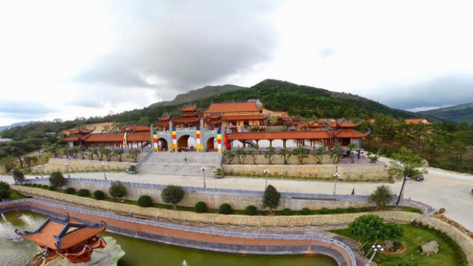 Ch&ugrave;a mới c&oacute; đặc trưng của c&aacute;c ng&ocirc;i ch&ugrave;a Bắc Bộ, gồm 3 gian b&aacute;i đường, 1 gian hậu cung, gồm c&oacute; c&aacute;c ban thờ Phật, thờ Mẫu v&agrave; Đức &Ocirc;ng (Ảnh: Kh&aacute;m ph&aacute; Việt Nam).