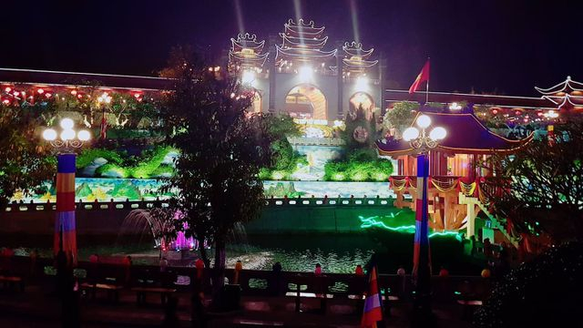 Ch&ugrave;a Ba V&agrave;ng đang trở th&agrave;nh t&acirc;m điểm khi hoạt động thỉnh vong b&aacute;o o&aacute;n được b&aacute;o ch&iacute; phản ảnh