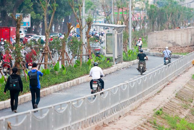 Tuy chưa ch&iacute;nh thức đi v&agrave;o sử dụng, nhưng theo ghi nhận của PV D&acirc;n Tr&iacute;, nhiều xe m&aacute;y đ&atilde; thản nhi&ecirc;n đi v&agrave;o đường n&agrave;y.