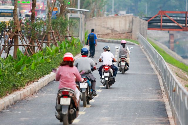 Xe m&aacute;y lấn chiếm con đường đi bộ d&agrave;i nhất Thủ đ&ocirc;