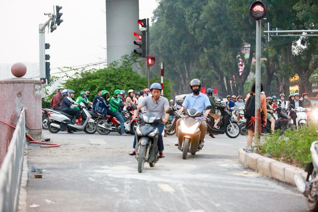 V&agrave;o giờ tan tầm, rất nhiều người điều khiển xe m&aacute;y thiếu &yacute; thức đ&atilde; bất chấp tất cả, lao v&agrave;o l&agrave;n đường vốn kh&ocirc;ng d&agrave;nh cho phương tiện xe m&aacute;y. Trong khi đ&oacute;, ại mỗi điểm giao cắt đều được lắp đặt biển b&aacute;o c&ugrave;ng với đ&egrave;n t&iacute;n hiệu l&agrave;n đường d&agrave;nh ri&ecirc;ng cho xe đạp, người đi bộ.&nbsp;