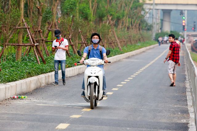 Trước c&acirc;u hỏi của ph&oacute;ng vi&ecirc;n, một số người l&yacute; giải cho h&agrave;nh vi vi phạm n&agrave;y l&agrave; v&igrave; kh&ocirc;ng nh&igrave;n thấy biển b&aacute;o cấm?