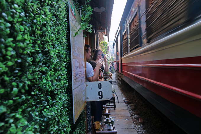 Nhiều chỗ, kh&aacute;ch chỉ c&aacute;ch đo&agrave;n t&agrave;u chừng 0,4 m&eacute;t rất nguy hiểm.