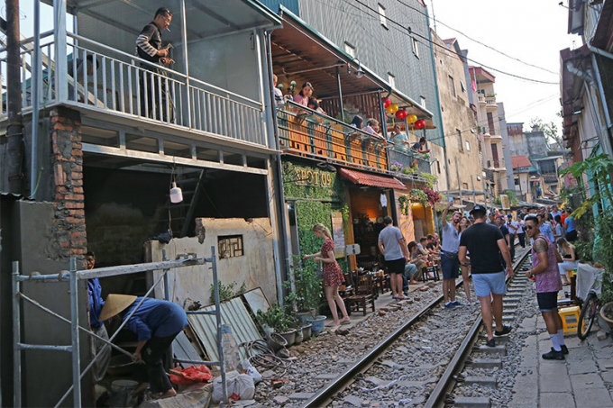 Lượng kh&aacute;ch ng&agrave;y một đ&ocirc;ng n&ecirc;n c&aacute;c qu&aacute;n c&agrave; ph&ecirc; chỉ c&aacute;ch đường ray chừng hơn 1 m&eacute;t mọc th&ecirc;m kh&aacute; nhiều.