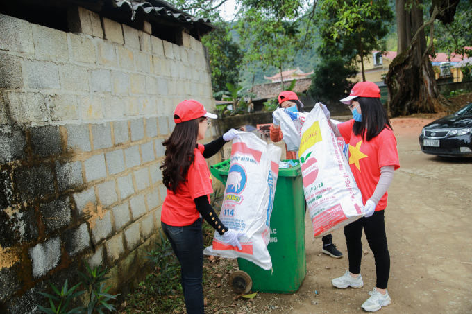 &nbsp;Chương tr&igrave;nh thiện nguyện v&agrave; vệ sinh m&ocirc;i trường tại l&agrave;ng văn h&oacute;a du lịch cộng đồng Quỳnh Sơn