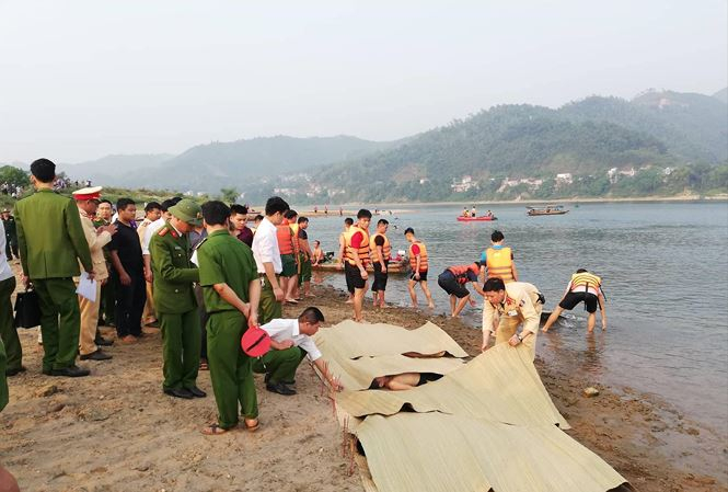 Thi thể c&aacute;c học sinh được đưa l&ecirc;n bờ