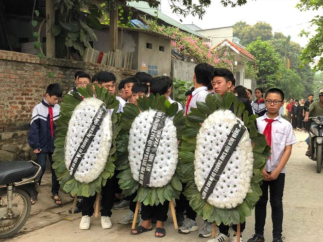 Học sinh địa phương đến tiễn đưa những người bạn của m&igrave;nh