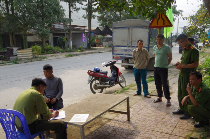 Tổ c&ocirc;ng t&aacute;c lập bi&ecirc;n bản xe vi phạm. (Ảnh: Hagiangtv).