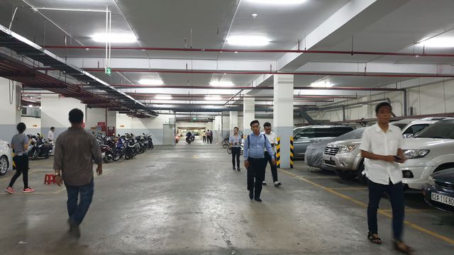 Khu vực tầng hầm chung cư Carina nơi xuất ph&aacute;t ngọn lửa nay đ&atilde; kh&aacute;c