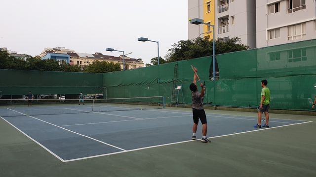 Cư d&acirc;n Carina chơi thể thao, uống c&agrave; ph&ecirc; sau mỗi buổi chiều.