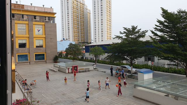 Trẻ nhỏ chơi đ&ugrave;a dưới s&acirc;n của chung cư Carina