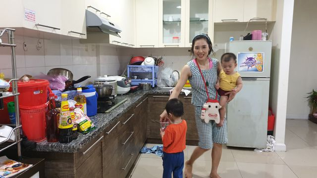 Gia đ&igrave;nh chị&nbsp;Nguyễn Thị Trang căn hộ A1202 cho biết vẫn &aacute;m ảnh khi chu&ocirc;ng b&aacute;o ch&aacute;y vang l&ecirc;n