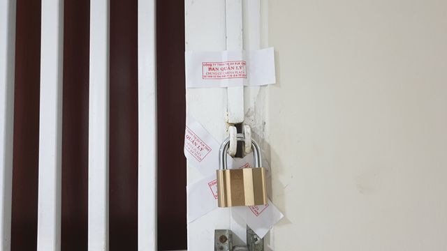 Một căn hộ tại chung cư Carina vẫn c&ograve;n d&aacute;n ni&ecirc;m phong