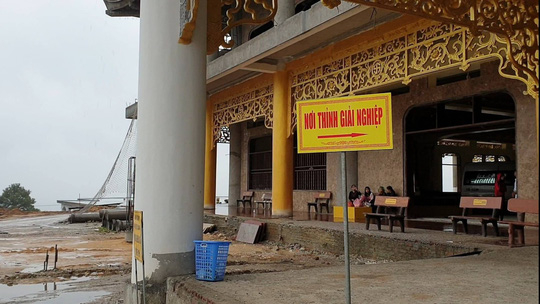 Biển chỉ dẫn đến nơi thỉnh giải nghiệp (hiện đ&atilde; được cất đi)