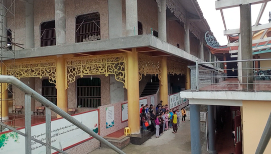 Người d&acirc;n tập trung tước khu thỉnh giải nghiệp - Ảnh chụp trước khi khu vực n&agrave;y bị đ&oacute;ng cửa