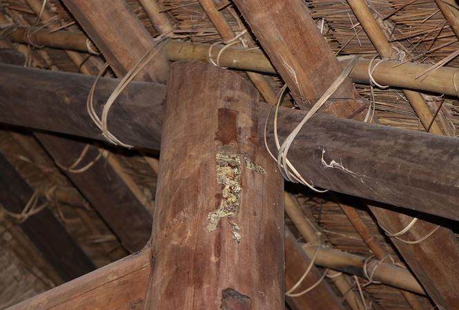 Cột nh&agrave; nứt nẻ, mối mọt, thi c&ocirc;ng cẩu thả mất thẩm mỹ