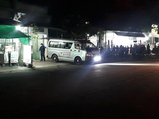 Lực lượng chức năng phong tỏa hiện trường nơi ph&aacute;t hiện thi thể người đ&agrave;n &ocirc;ng.