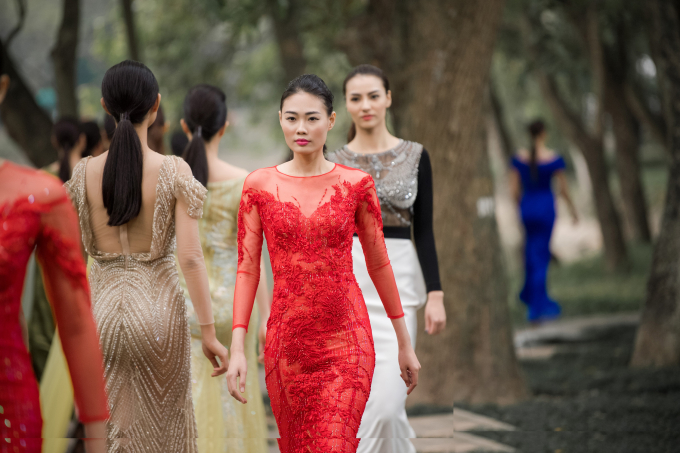 Con g&aacute;i cổ vũ Hồng Quế l&agrave;m vedette cho NTK H&agrave; Duy