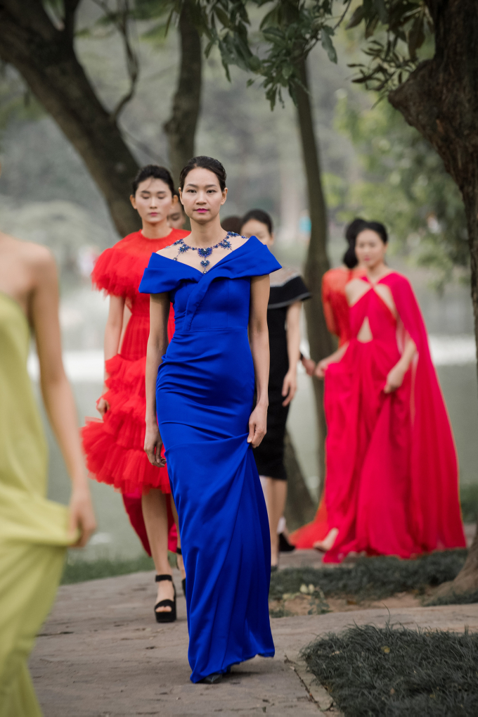 Con g&aacute;i cổ vũ Hồng Quế l&agrave;m vedette cho NTK H&agrave; Duy