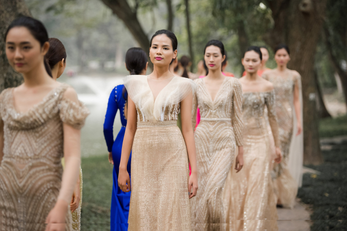 Con g&aacute;i cổ vũ Hồng Quế l&agrave;m vedette cho NTK H&agrave; Duy