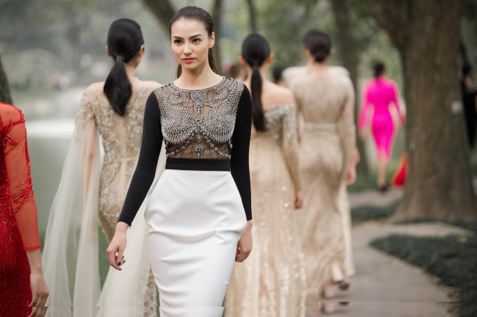 Con g&aacute;i cổ vũ Hồng Quế l&agrave;m vedette cho NTK H&agrave; Duy