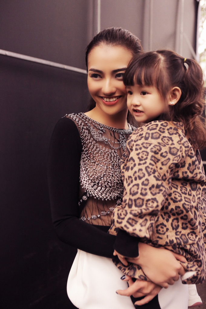 Con g&aacute;i cổ vũ Hồng Quế l&agrave;m vedette cho NTK H&agrave; Duy