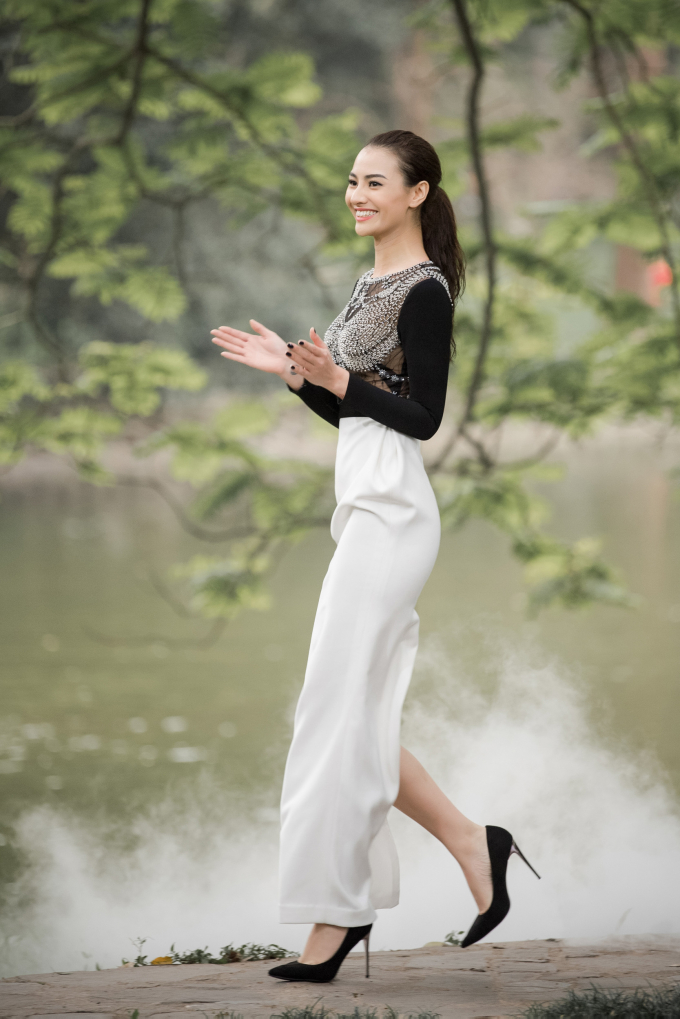 Con g&aacute;i cổ vũ Hồng Quế l&agrave;m vedette cho NTK H&agrave; Duy