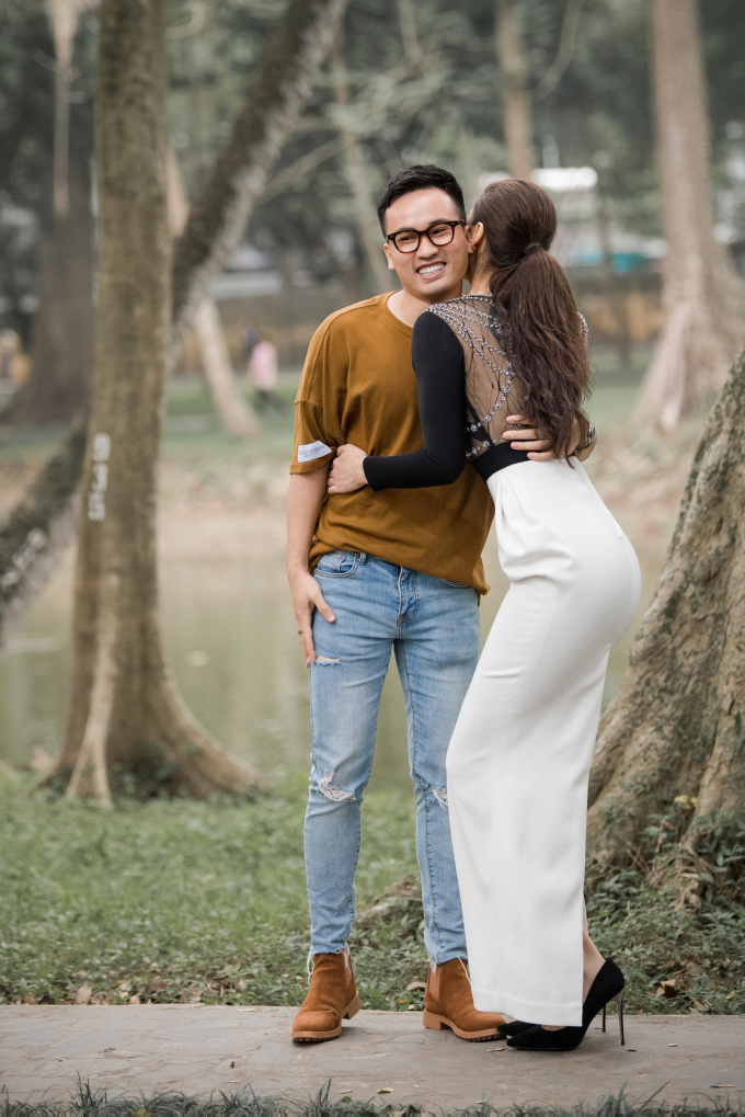 Con g&aacute;i cổ vũ Hồng Quế l&agrave;m vedette cho NTK H&agrave; Duy