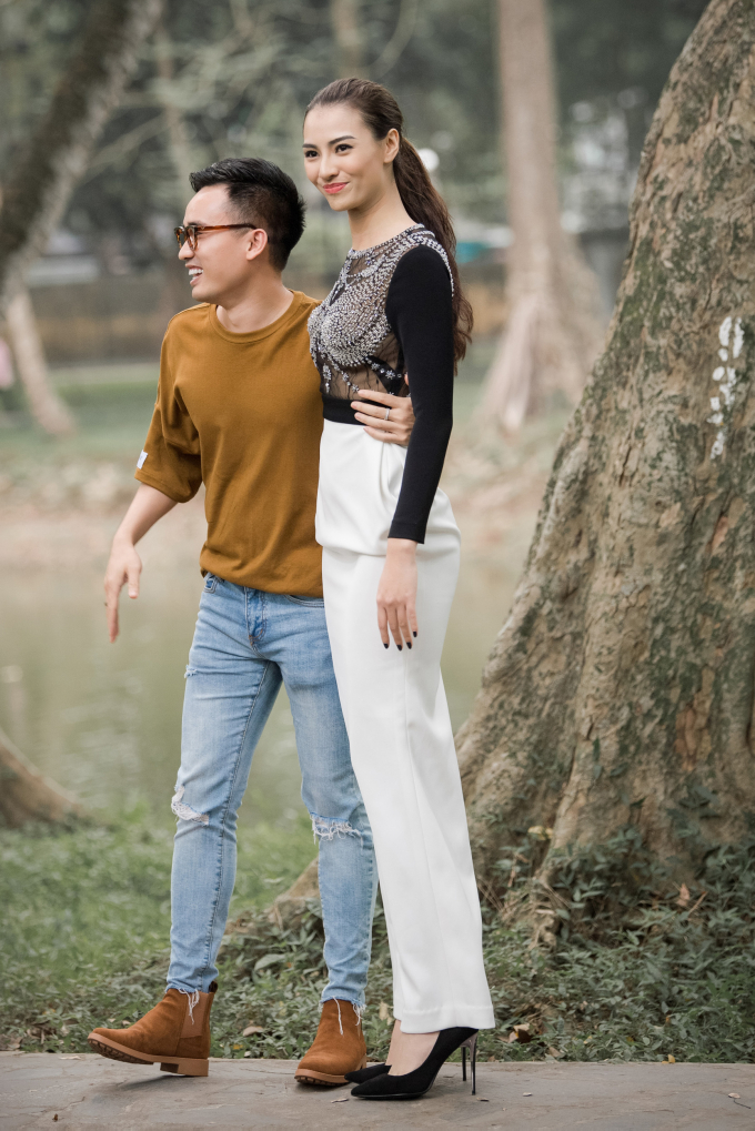 Con g&aacute;i cổ vũ Hồng Quế l&agrave;m vedette cho NTK H&agrave; Duy