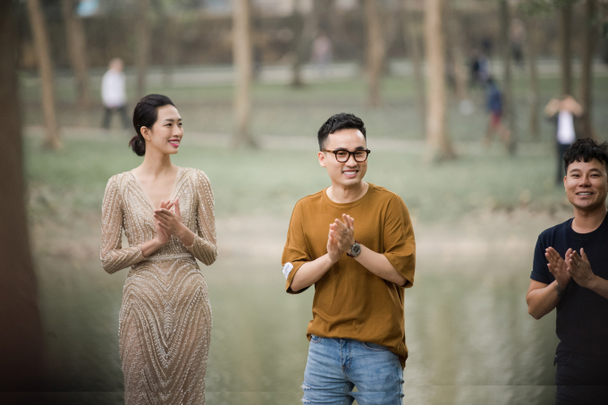 Con g&aacute;i cổ vũ Hồng Quế l&agrave;m vedette cho NTK H&agrave; Duy