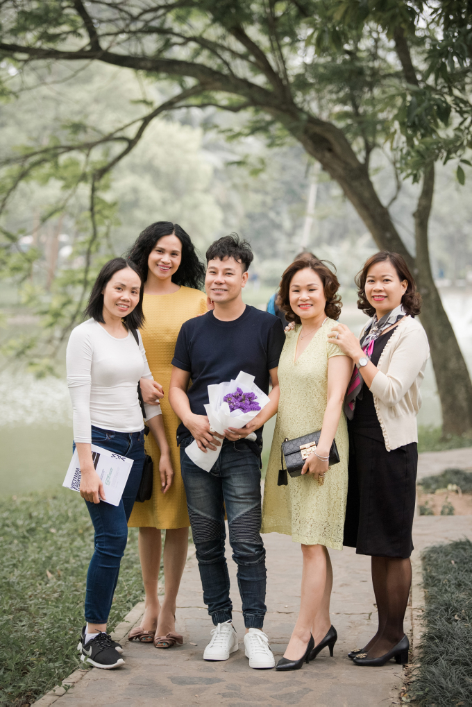 Con g&aacute;i cổ vũ Hồng Quế l&agrave;m vedette cho NTK H&agrave; Duy