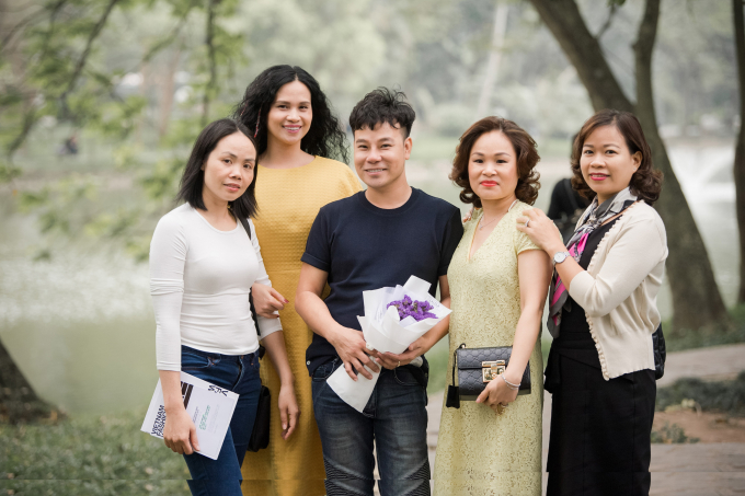 Con g&aacute;i cổ vũ Hồng Quế l&agrave;m vedette cho NTK H&agrave; Duy