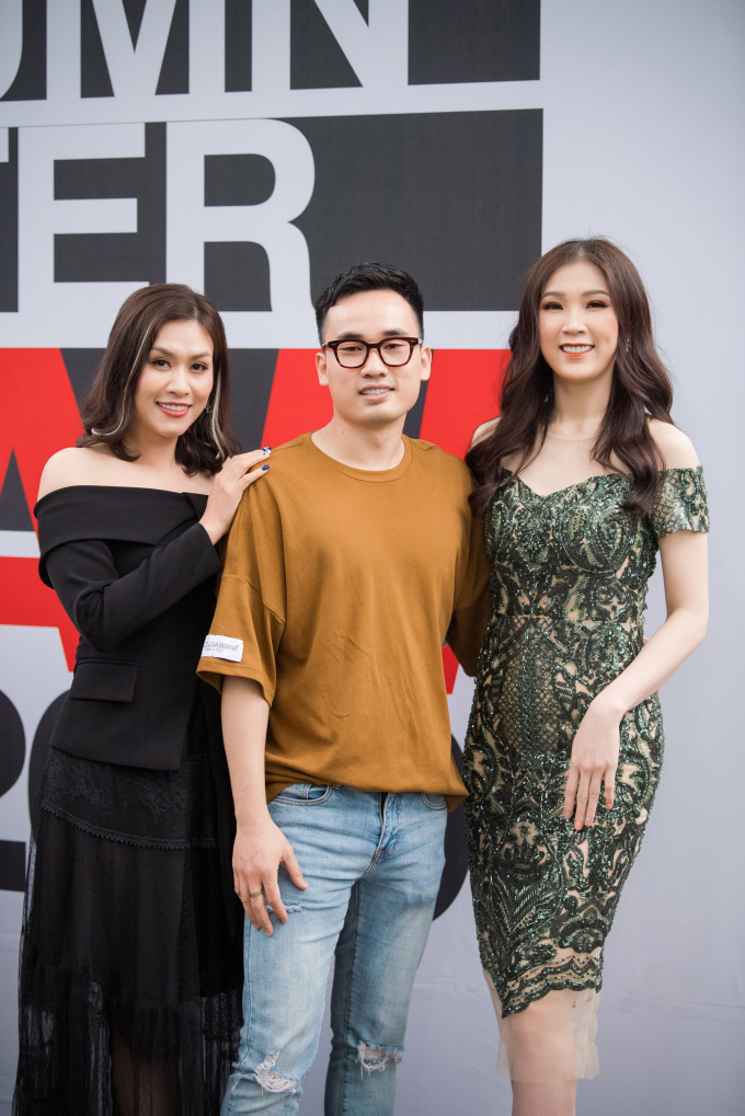 Con g&aacute;i cổ vũ Hồng Quế l&agrave;m vedette cho NTK H&agrave; Duy