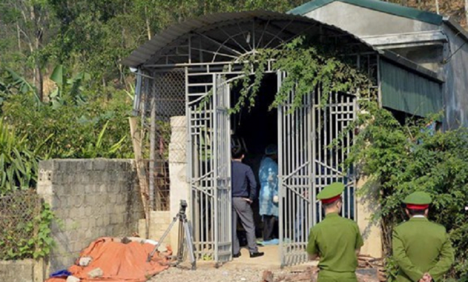 Lực lượng chức năng C&ocirc;ng an tỉnh Điện Bi&ecirc;n tiến h&agrave;nh kh&aacute;m nh&agrave; nghi phạm Bui Văn C&ocirc;ng lần hai.