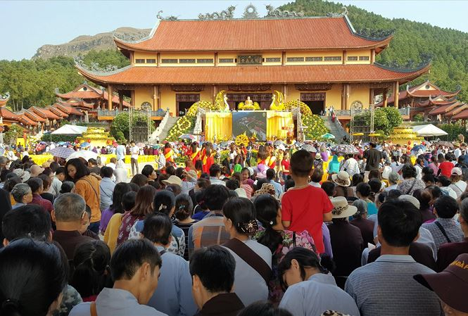 Ch&ugrave;a Ba V&agrave;ng bị cho l&agrave; truyền b&aacute; &ldquo;vong b&aacute;o o&aacute;n&rdquo; thu tiền bất ch&iacute;nh.